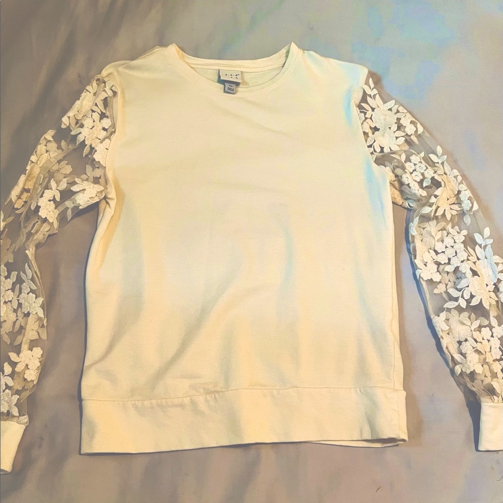 Elegant Floral and Lace Sleeve by A New Day // xs/s